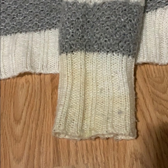 Striped white and grey knit sweater - Picture 3 of 3